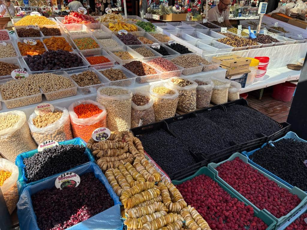 Een bazaar in Tirana.