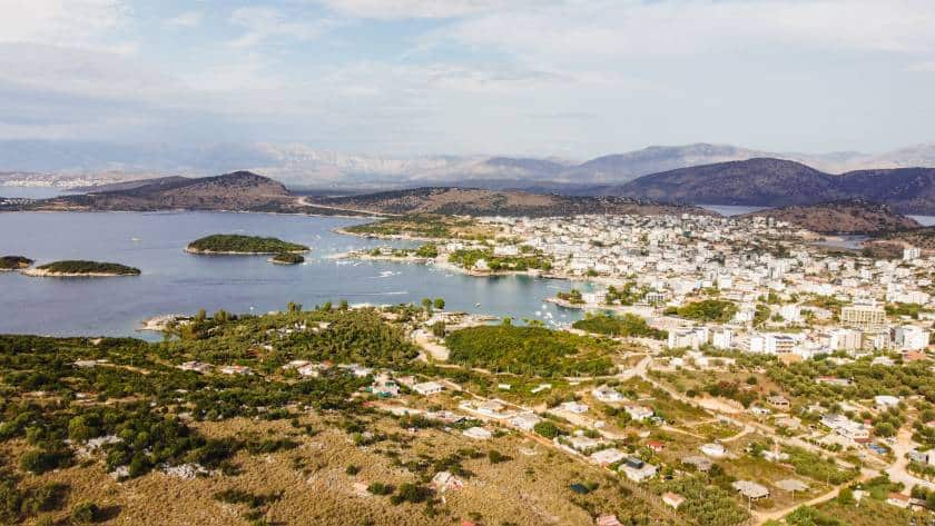 De blauwe zee en witte stranden van Albanië: op reis naar Ksamil