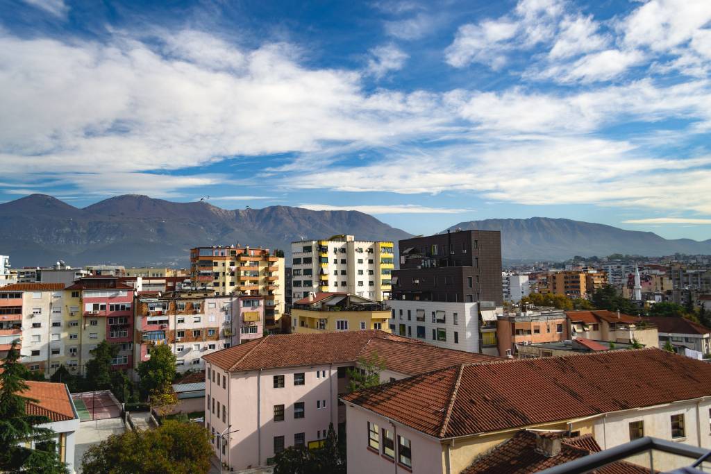 De skyline van Tirana.